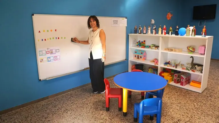Garbi&ntilde;e Ruiz Arriazu, pedagoga terap&eacute;utica, en el aula de atenci&oacute;n educativa del Hospital Reina Sof&iacute;a de Tudela. GOBIERNO DE NAVARRA