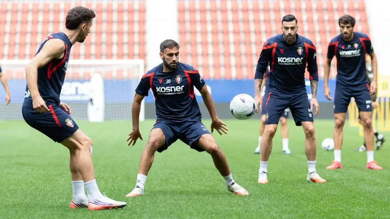 Entrenamiento del equipo rojillo en el estadio de El Sadar. CA Osasuna.