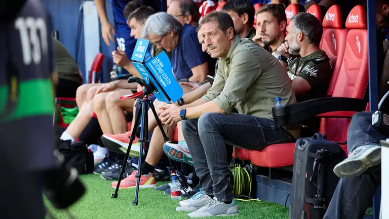 Luis Miguel Ramis (Entrenador. OSA) durante el partido de f&uacute;tbol de LaLiga EA Sports entre CA Osasuna y Rayo Vallecano disputado en el estadio El Sadar de Pamplona I&Ntilde;IGO ALZUGARAY