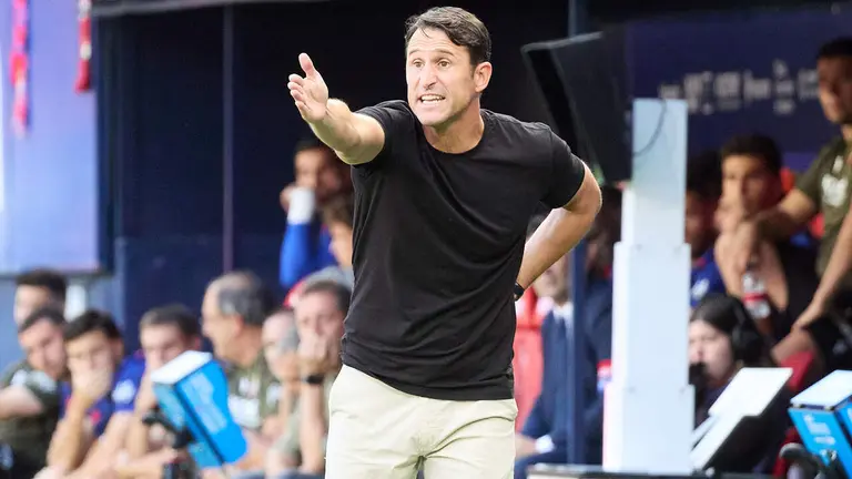 Be&ntilde;at San Jos&eacute; (Entrenador. RAY) en acci&oacute;n durante el partido de f&uacute;tbol de LaLiga EA Sports entre CA Osasuna y Rayo Vallecano disputado en el estadio El Sadar de Pamplona I&Ntilde;IGO ALZUGARAY