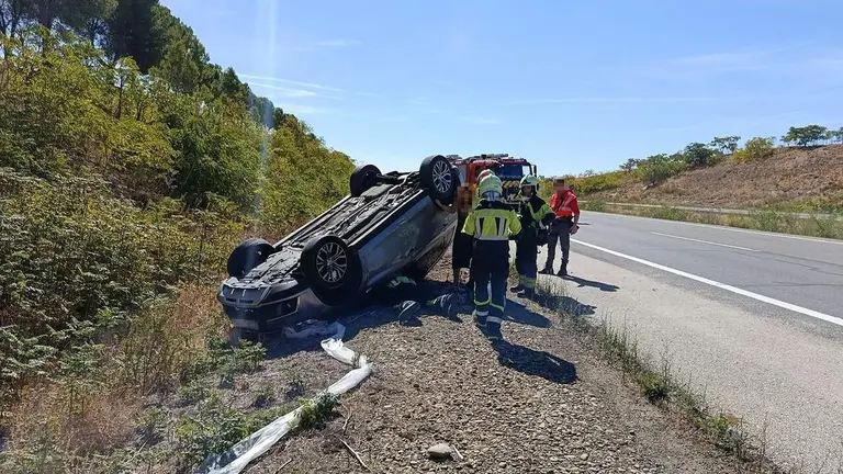 Coche volcado en Peralta. BOMBEROS DE NAVARRA