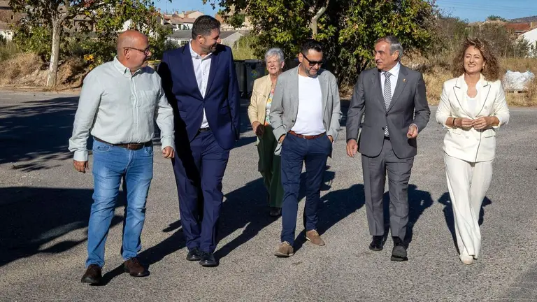 El consejero &Oacute;scar Chivite, Jes&uacute;s Mari Rodr&iacute;guez y Susana Castanera, en su visita a Allo para conocer las mejora previstas en la zona industrial. GOBIERNO DE NAVARRA