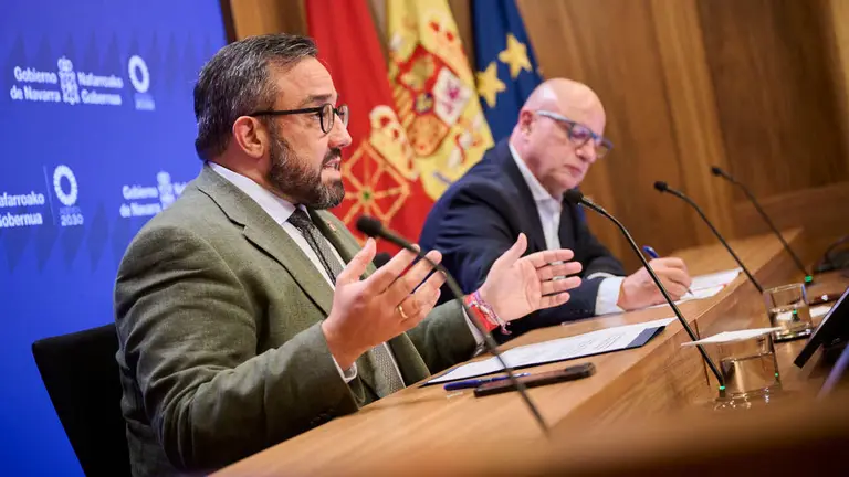 Javier Rem&iacute;rez, vicepresidente primero y consejero de Presidencia e Igualdad, y Carlos Gimeno, consejero de Educaci&oacute;n, en la rueda de prensa posterior a la sesi&oacute;n de Gobierno. PABLO LASAOSA