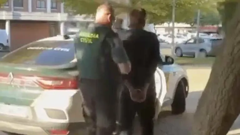 Un agente de la Guardia Civil se lleva detenido al presunto ladr&oacute;n. CEDIDA