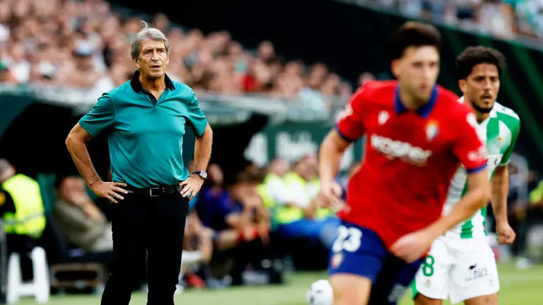 Manuel Pellegrini observa de pie una jugada del Betis - Osasuna en La Cartuja. Foto Efe Julio Mu&ntilde;oz.