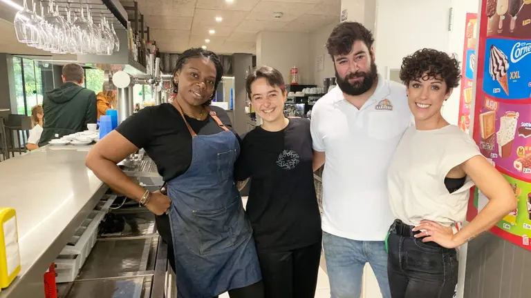 Nela, Cristina, Alberto y Ana L&oacute;pez en la barra del bar de Oberena. navarra.com