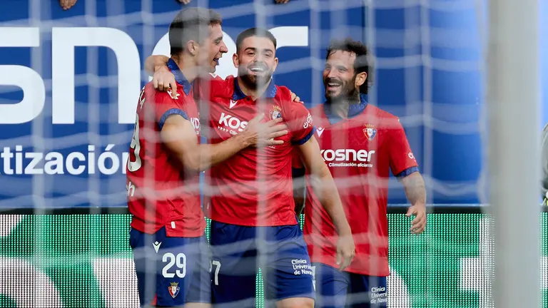 Asier Osambela (29. OSA), I&ntilde;igo Arguibide (27. OSA) y Rub&eacute;n Garc&iacute;a (14. OSA) celebran el gol de Asier Osambela (29. OSA) para CA Osasuna (2-0) durante el partido de f&uacute;tbol de LaLiga EA Sports entre CA Osasuna y Racing de Santander disputado en el estadio El Sadar de Pamplona I&Ntilde;IGO ALZUGARAY