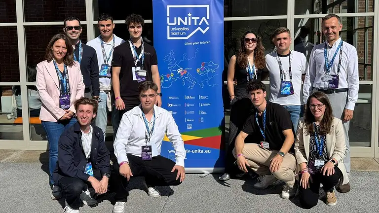 Delegaci&oacute;n navarra fotografiada en Tur&iacute;n. De pie (de izq. a dcha.): Idoia San Mart&iacute;n, David Elizondo, Iv&aacute;n L&oacute;pez, Aser M&eacute;ndez, Leyre Asurmendi, Unai Arriazu y Pablo Sanchis. En cuclillas (de izq. a dcha.): Gorka Biurrun, I&ntilde;igo Irurzun, Izan L&oacute;pez de Aberasturi y Leyre Catal&aacute;n. UPNA