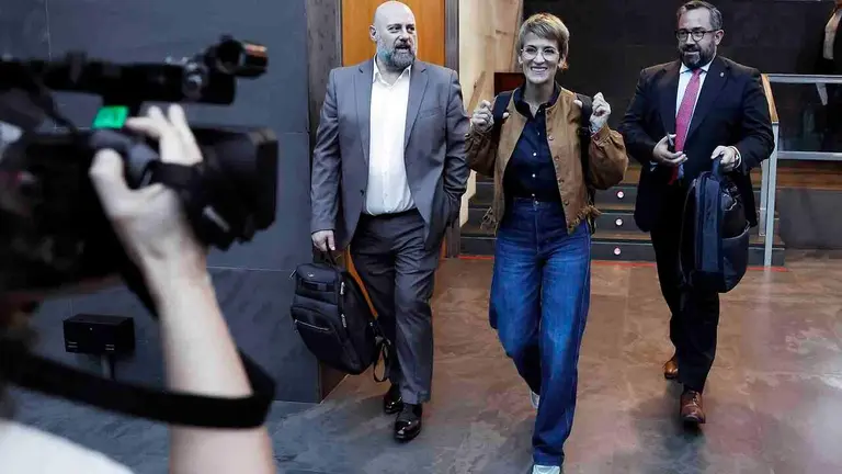 La presidenta del Gobierno foral, Mar&iacute;a Chivite, el Vicepresidente primero, consejero de Presidencia e Igualdad y portavoz del Gobierno Javier Rem&iacute;rez (d), y el Consejero de Econom&iacute;a y Hacienda Jos&eacute; Luis Arasti (i) llegan al Parlamento donde Chivite en declaraciones a los periodistas ha anunciado que los Gobiernos foral y del Estado han llegado a un acuerdo para la transferencia a Navarra de la competencia de I+D+i, un "nuevo hito que hace crecer nuestro autogobierno" y que permite "ser m&aacute;s ambiciosos" en la materia desde la Comunidad foral, ha reivindicado tambi&eacute;n que Navarra "es una regi&oacute;n innovadora, fuerte, y la que m&aacute;s ha invertido en I+D+i, el 2,34 %".EFE/ Jes&uacute;s Diges