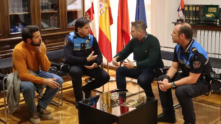 Recibimiento en el Ayuntamiento de Tudela a los polic&iacute;as que salvaron la vida de un beb&eacute;. CEDIDA