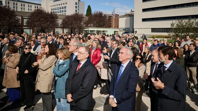 Colocaci&oacute;n de la primera piedra del edificio Bioma de la Universidad de Navarra, espacio multidisciplinar dedicado a la docencia y a la investigaci&oacute;n. PABLO LASAOSA