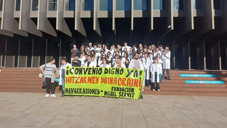 Concentraci&oacute;n de los trabajadores de Navarrabiomed. CEDIDA