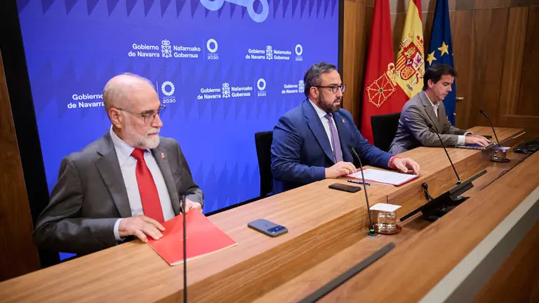 Fernando Dom&iacute;nguez, consejero de Salud; Mikel Irujo, consejero de Industria y Transici&oacute;n Ecol&oacute;gica y Digital Empresarial; y Javier Rem&iacute;rez, vicepresidente primero y consejero de Presidencia e Igualdad, tras la sesi&oacute;n de Gobierno. PABLO LASAOSA