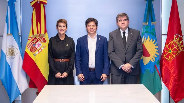 La presidenta Chivite junto al gobernador de la provincia de Buenos Aires y el embajador de Espa&ntilde;a en Argentina. GOBIERNO DE NAVARRA