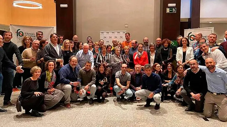 Imagen de los participantes en la cena solidaria