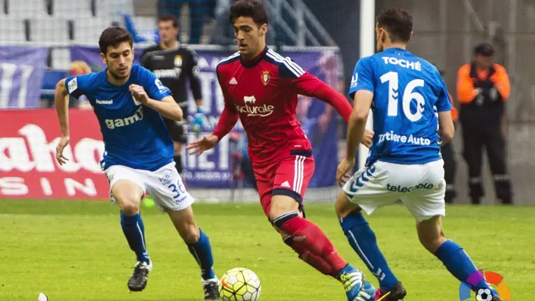 Mikel Merino conduce el balón ante el Real Oviedo en 2016. EFE.