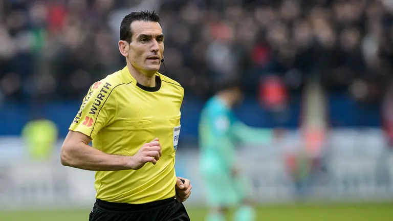 El árbitro Juan Martínez Munuera en el partido Osasuna - Barcelona en Pamplona. PABLO LASAOSA.