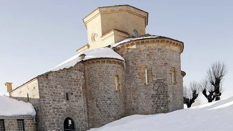 El santuario de San Miguel de Aralar nevado. EFE/Ivan Aguinaga