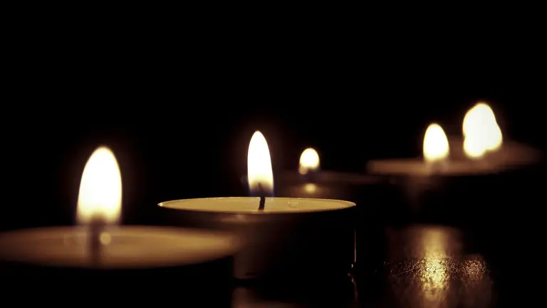 Velas en una vivienda ante un apagón nocturno. ARCHIVO