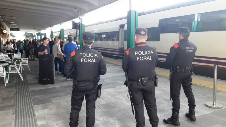 Agentes de la Policía Foral vigilan la estación de Renfe en Pamplona. POLICÍA FORAL