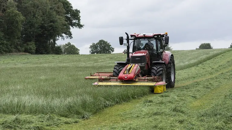 Imagen de un agricultor cosechando con su tractor ARCHIVO