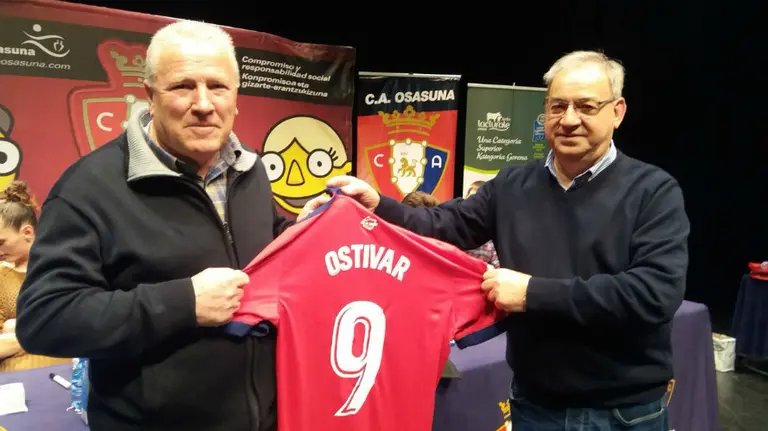 Osasuna homenajeó a Juan Jesús Ostívar, a la izquierda, en Peralta. 22 de marzo de 2018.