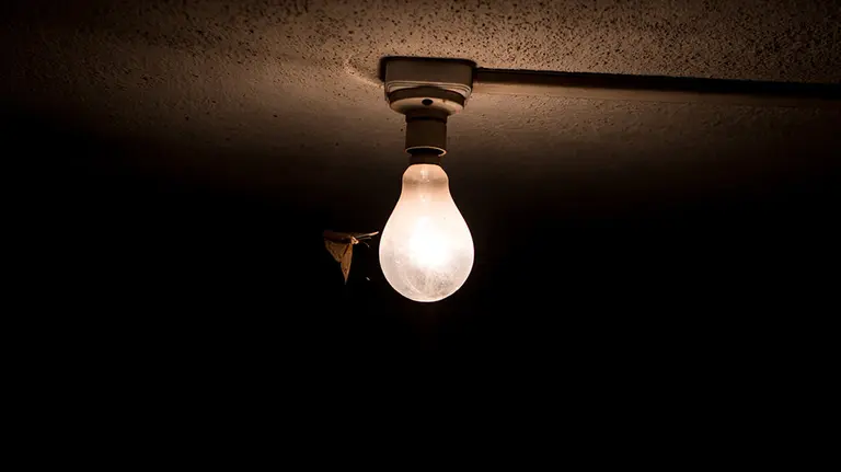 Una bombilla encendida ARCHIVO