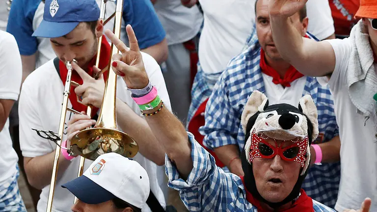 GRAF9245. PAMPLONA, 12/07/2018.- Integrantes de una de las peñas de Pamplona abandonan la Plaza de Toros tras disfrutar en la zona de sol de una tarde donde los toros, la música, el baile y una buena merienda son los alicientes de todas las peñas que se dan cita cada tarde en el coso pamplonés. EFE/Jesús Diges