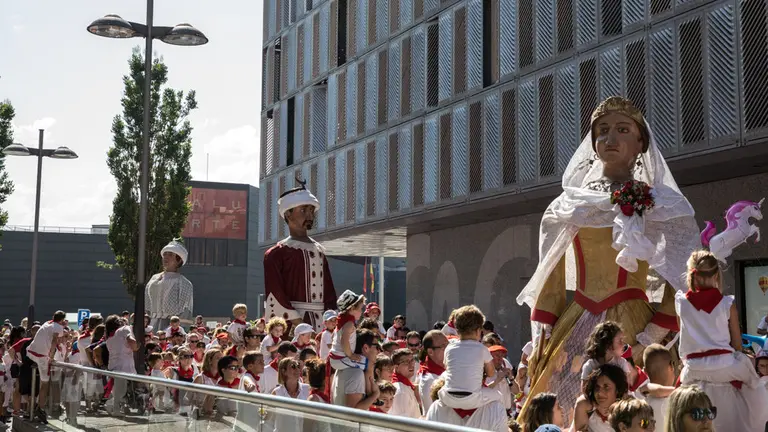 La comparsa de Gigantes y Cabezudos hace su primera aparición en las fiestas de San Fermín llenando de felicidad a cientos de niños y mayores. Maite H. Mateo 1