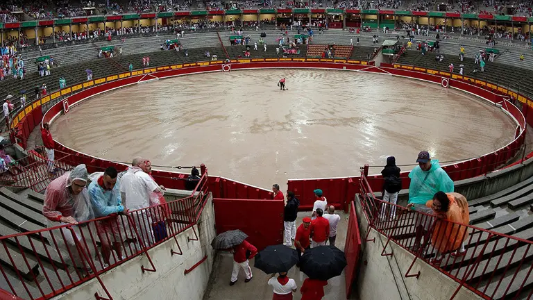 La segunda corrida de toros de los Sanfermines 2019 se suspendió por la lluvia. . EFE/Jesús Diges