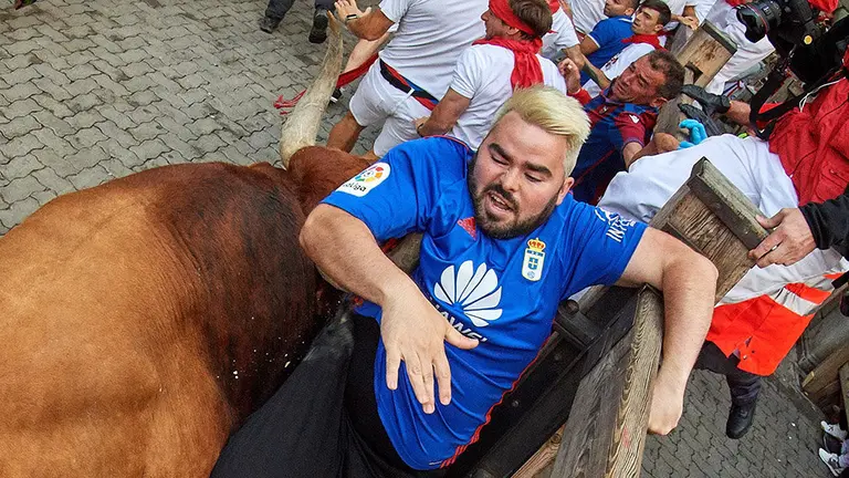 Los toros de la ganadería sevillana de Miura, a su paso por el tramo de Telefónica, durante el octavo y último encierro de los Sanfermines 2019. EFE/Daniel Fernández