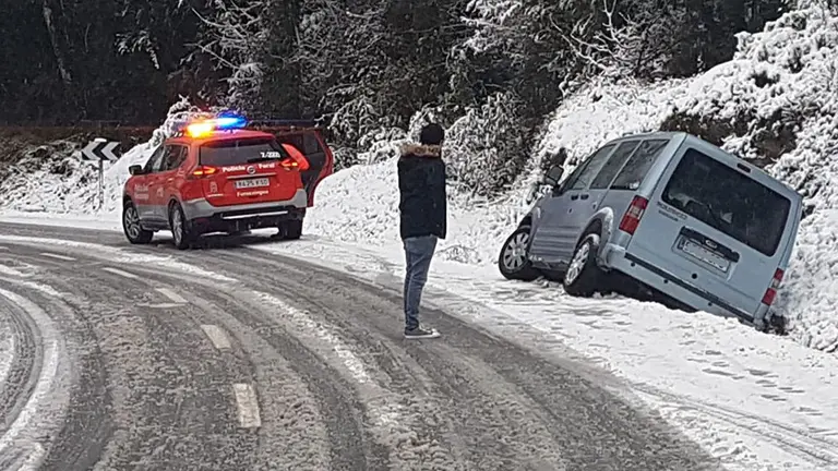 Salida de vía de un vehículo debido a la nieve en el puerto de Erro POLICÍA FORAL