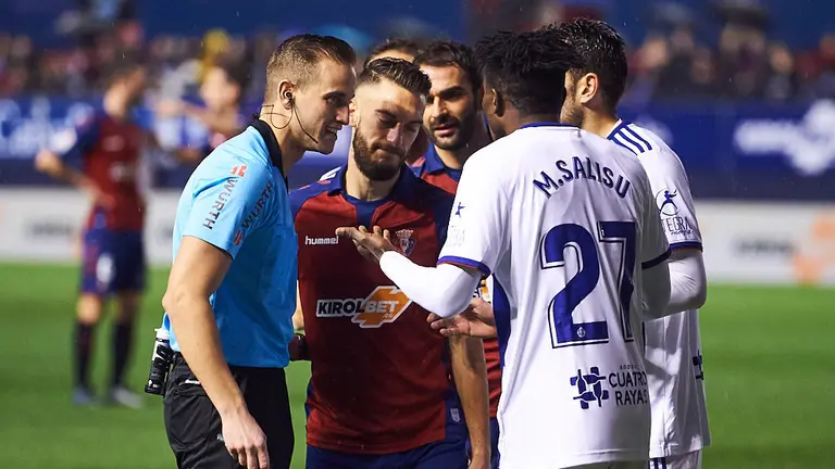 El árbitro Javier Alberola Rojas en un partido entre Osasuna y Valladolid en El Sadar. MIGUEL OSÉS