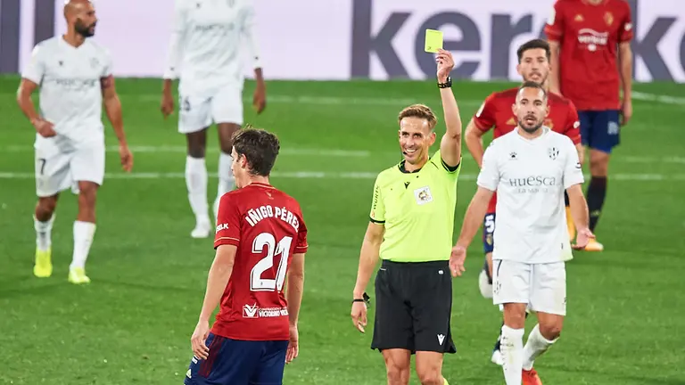 Pizarro Gómez en el partido entre Osasuna y Huesca correspondiente a la jornada número 10 jugado en el estadio de El Sadar de Pamplona. MIGUEL OSÉS