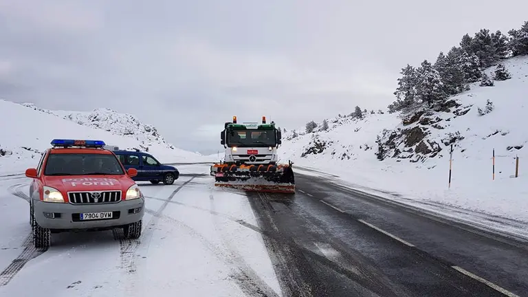 Un quitanieves en una carretera de Navarra. POLICÍA FORAL