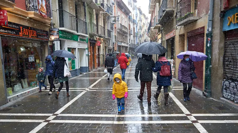 La nieve ha hecho su aparición en Pamplona, aunque de momento, de manera débil.