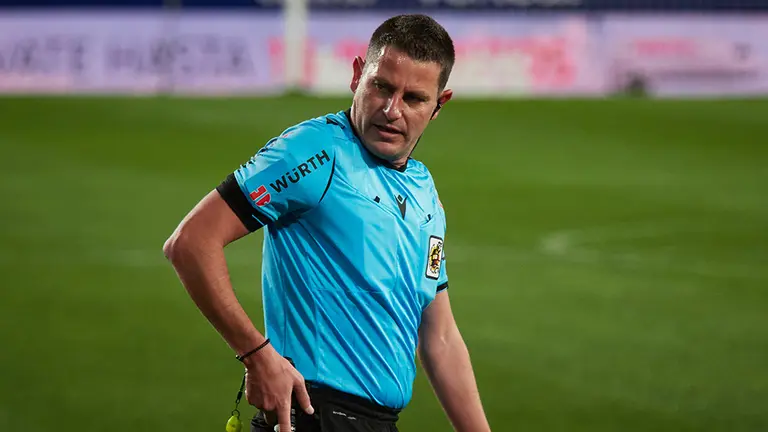 El árbitro Jorge Figueroa Vázquez en el partido Osasuna - Eibar jugado en Pamplona. Europa Press.