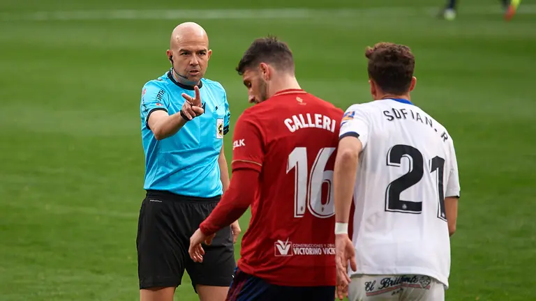 González Fuertes en el partido entre Osasuna y Getafe CF jugado en el estadio de El Sadar de Pamplona correspondiente a la jornada número 29 de La Liga. MIGUEL OSÉS