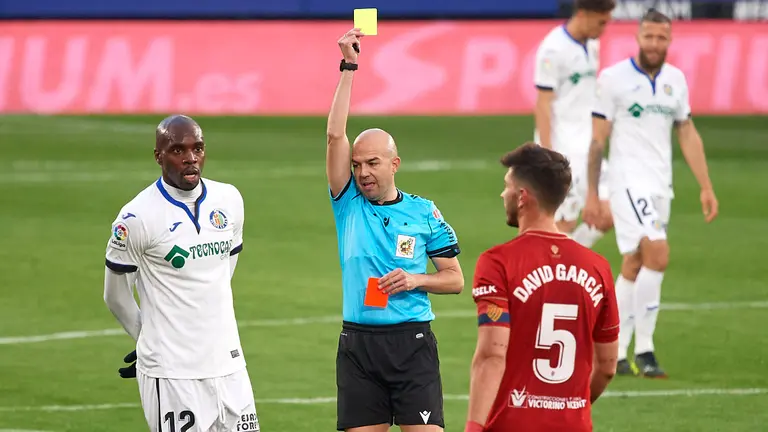 González Fuertes en el partido entre Osasuna y Getafe CF jugado en el estadio de El Sadar de Pamplona correspondiente a la jornada número 29 de La Liga. MIGUEL OSÉS