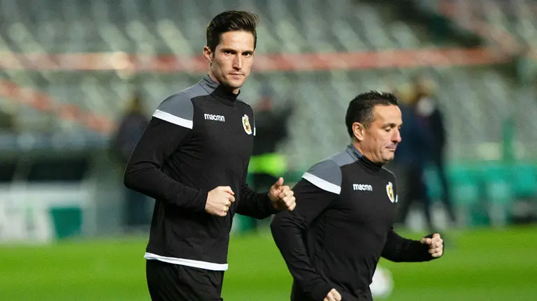 El árbitro José Luis Munuera Montero, a la izquierda, en el calentamiento de un partido de liga. Europa Press.