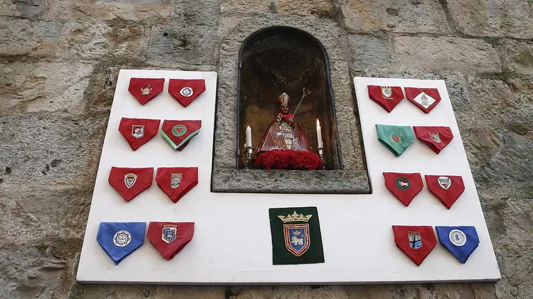La imagen de San Fermín en la hornacina de la Cuesta de Santo Domingo donde los mozos le cantan todos los días antes de comenzar los encierros pidiendo su protección durante la celebración de las carreras. EFE/Jesús Diges