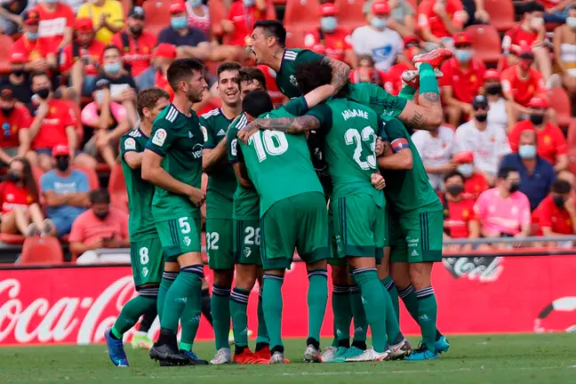 Los jugadores de Osasuna celebran el gol del triunfo 2-3 durante el partido de LaLiga entre el RCD Mallorca y el CA Osasuna disputado este domingo en Palma de Mallorca. EFE/Cati Cladera