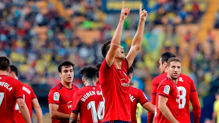 El centrocampista de Osasuna, Lucas Torró, celebra el primer gol del equipo navarro durante el encuentro correspondiente a la novena jornada de primera división que disputan hoy domingo frente a Villarreal en el estadio de La Cerámica, en la localidad castellonense. EFE/Doménech Castelló.