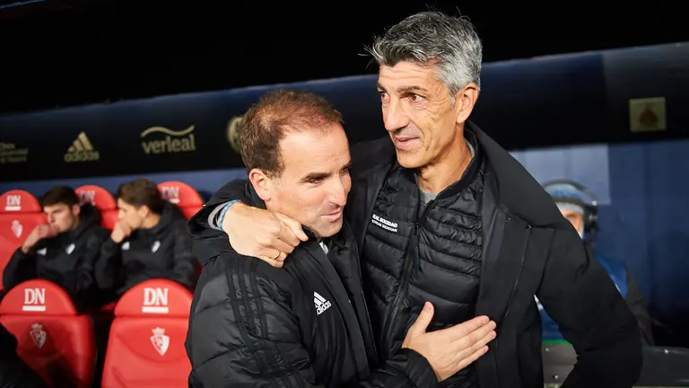 Los entrenadores de Osasuna, Jagoba Arrasate, y de la Real Sociedad, Imanol Alguacil en El Sadar. MIGUEL OSÉS