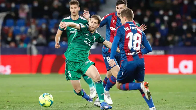 Brasanac en acción durante el partido Levante - Osasuna en Valencia. @CAOsasuna.