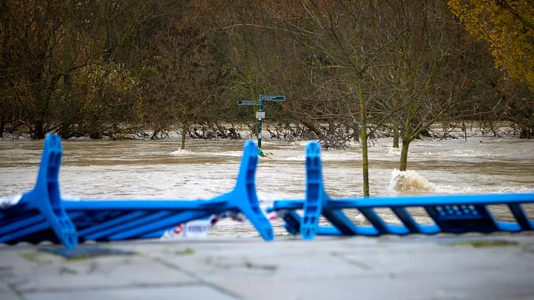 El río Arga se ha desbordado en el barrio de la Rochapea en Pamplona, con numerosas incidencias en diversas zonas con calles y garajes anegados y carreteras cortadas. IÑIGO ALZUGARAY