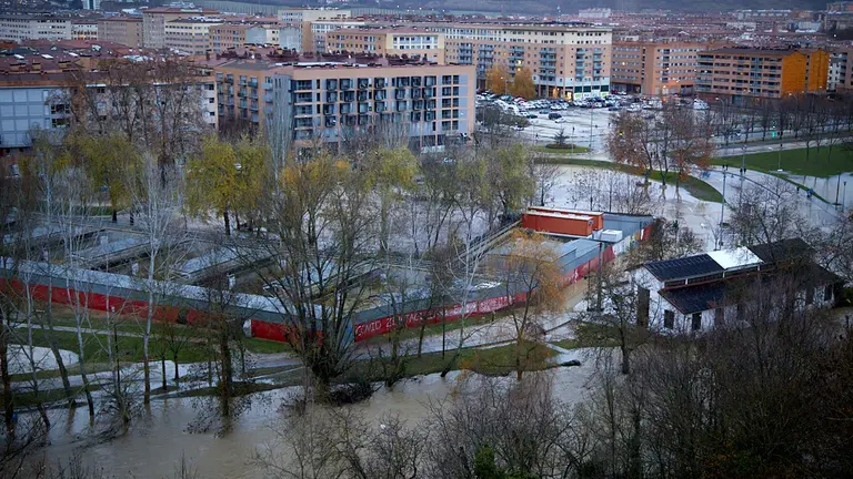 El río Arga se ha desbordado en el barrio de la Rochapea en Pamplona, con numerosas incidencias en diversas zonas con calles y garajes anegados y carreteras cortadas. IÑIGO ALZUGARAY