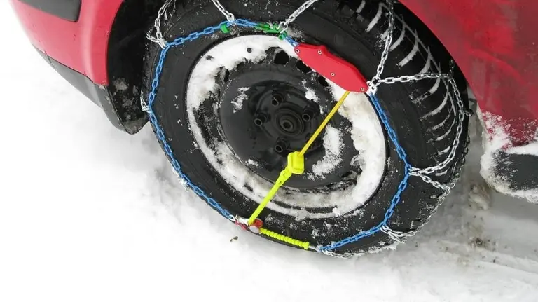 Las cadenas son obligatorias en estos momentos en varios puntos de las carreteras de Navarra. Foto: pixabay.