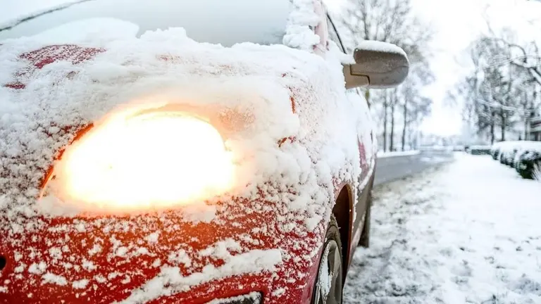 En Zubiri es obligatorio el uso de cadenas por el temporal de nieve. ARCHIVO