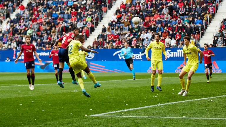 Partido entre Osasuna y Villarreal disputado en el estadio de El Sadar. IÑIGO ALZUGARAY